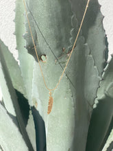 Cargar imagen en el visor de la galería, collar pluma
